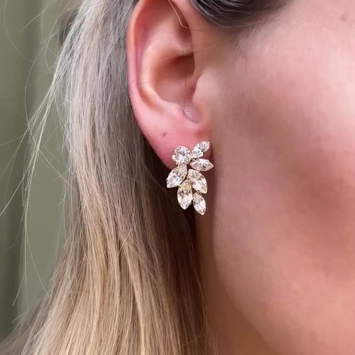 orecchini da sposa con swarovski indossati a lobo