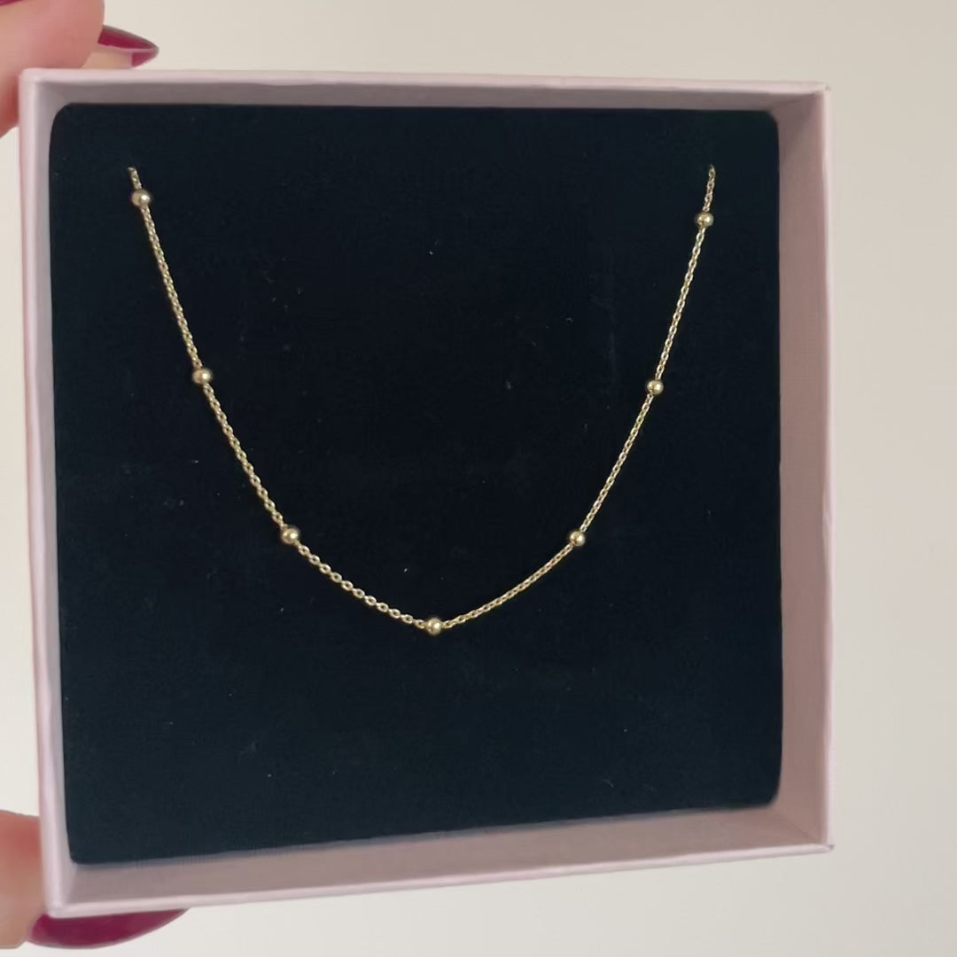 catenina con maglia di perline placcate oro