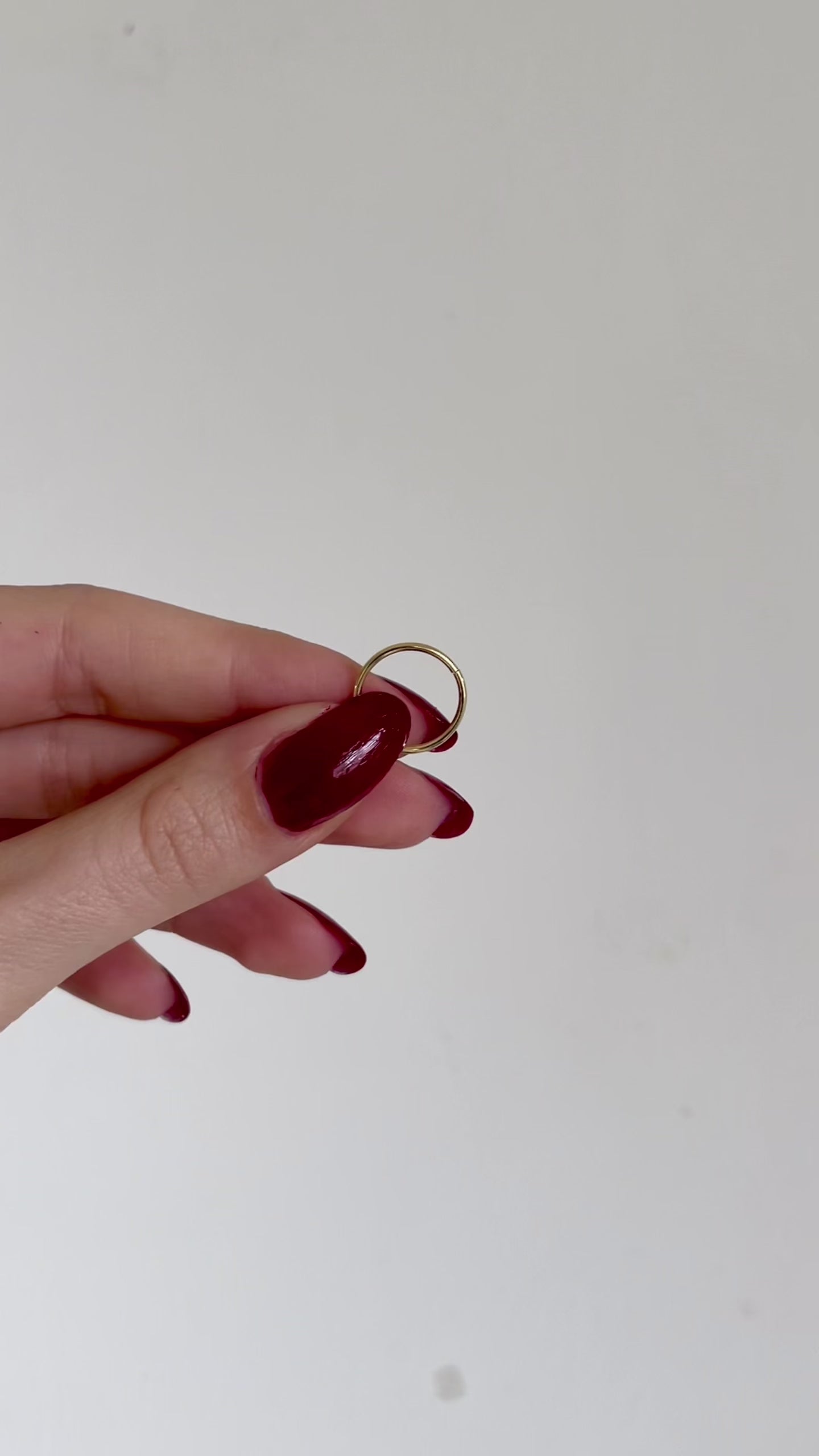 video dimostrazione apertura e chiusura orecchino a cerchio sottile