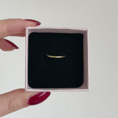 ferma anello semplice in oro liscio sottile e minimal 