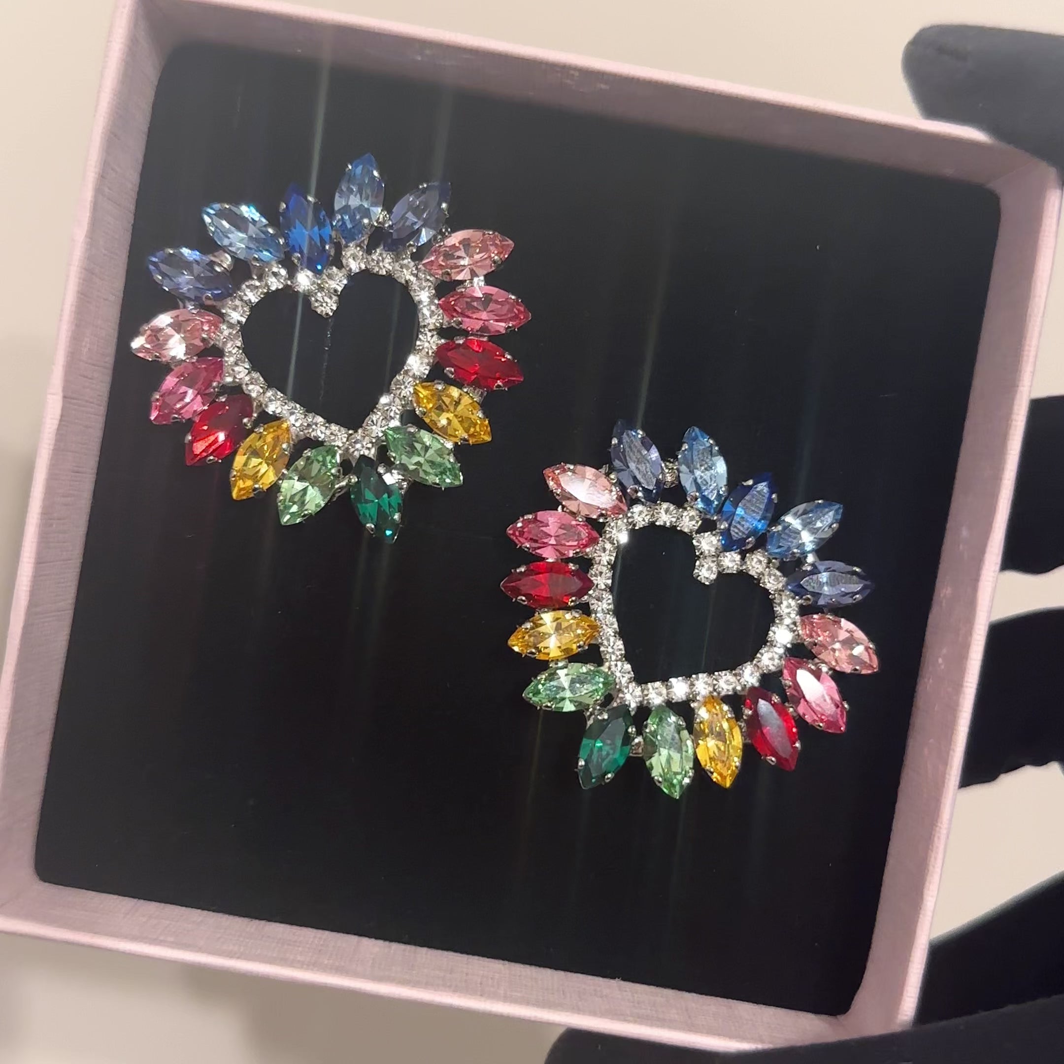 orecchini a forma di cuore con swarovski colorati arcobaleno