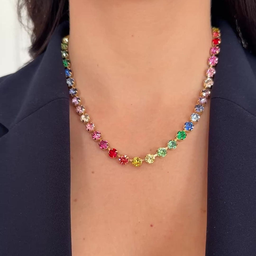 video collana arcobaleno variante sottile indossata con blazer nero