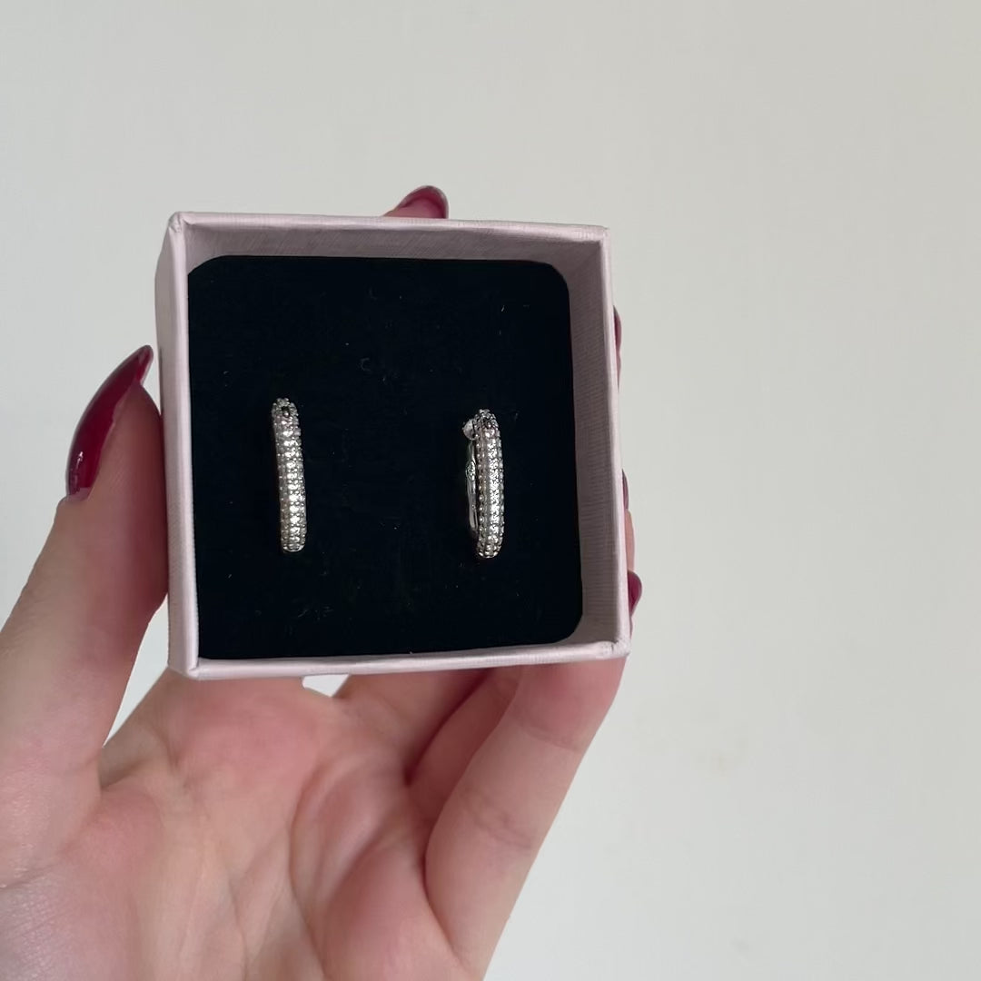 orecchini a cerchio ovale allungato con pavé di zirconi argento 