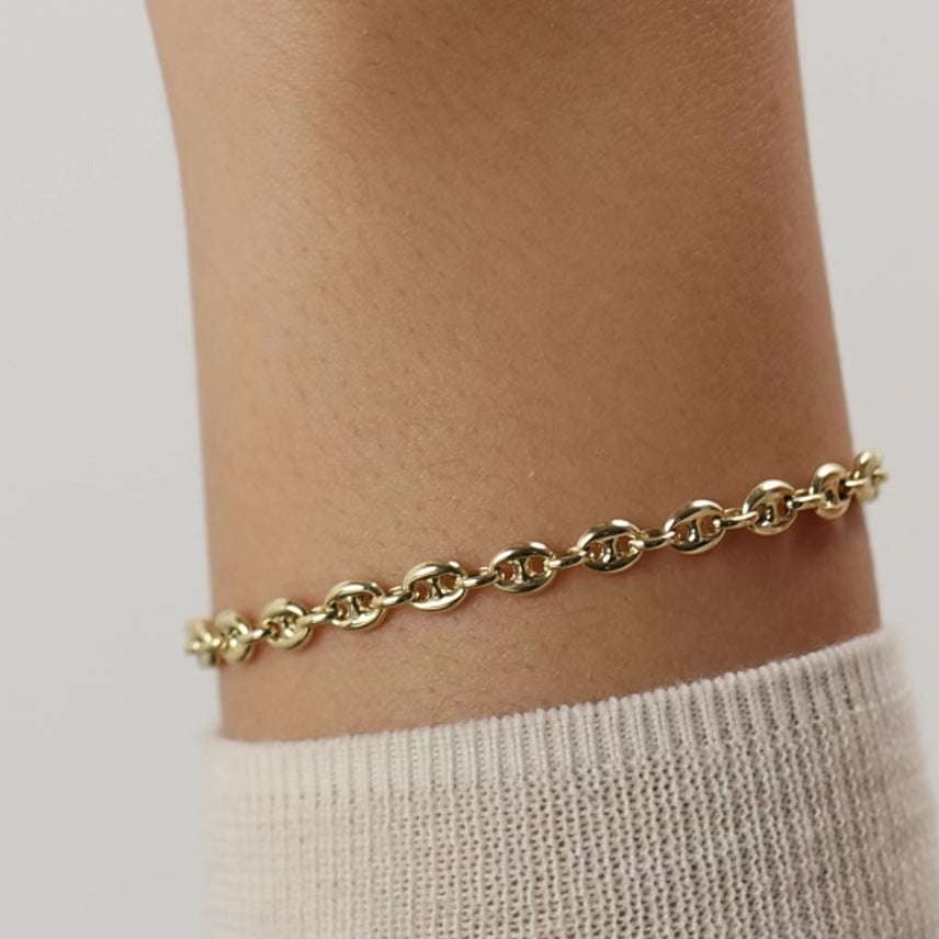 bracciale con maglia marina in oro indossato