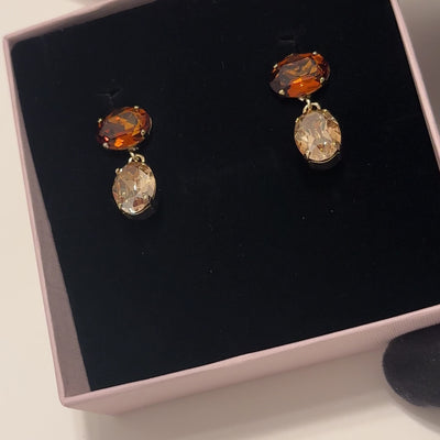 dettagli orecchini swarovski con ovali marroni autunnali