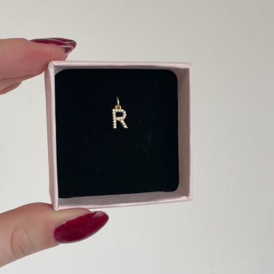 ciondolo  con lettera iniziale del nome in zirconi e rifiniture oro