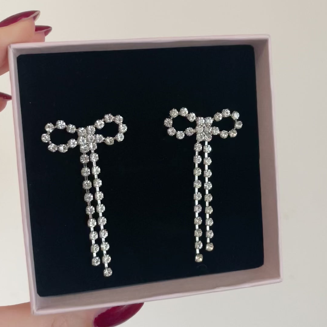 orecchini fiocco lunghi a cascata con dettagli di swarovski 