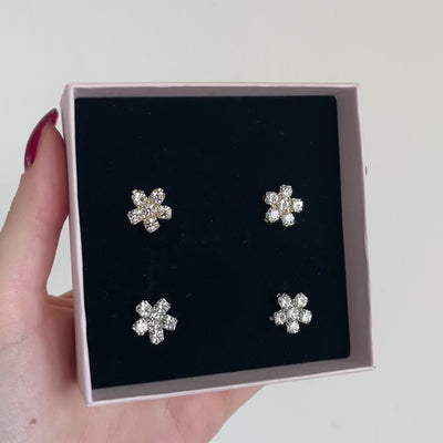 orecchini a lobo con fiore di swarovski in doppia versione oro e argento in packaging