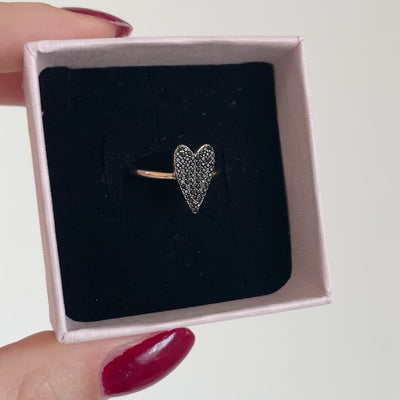 anello cuore allungato con zirconi neri luminosi e rifiniture oro