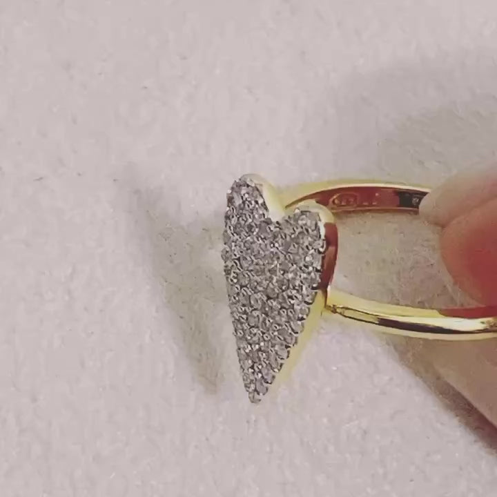 dettagli anello cuore oro