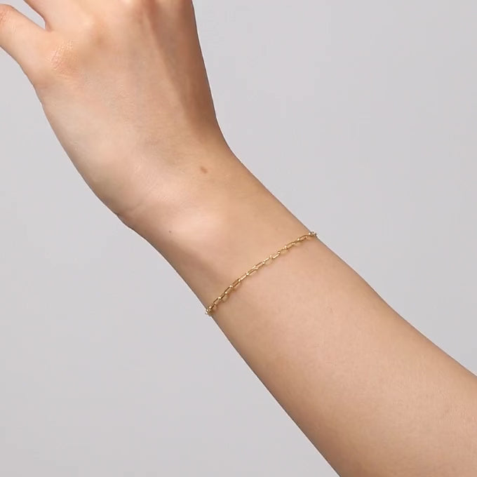 bracciale paperclip oro indossato