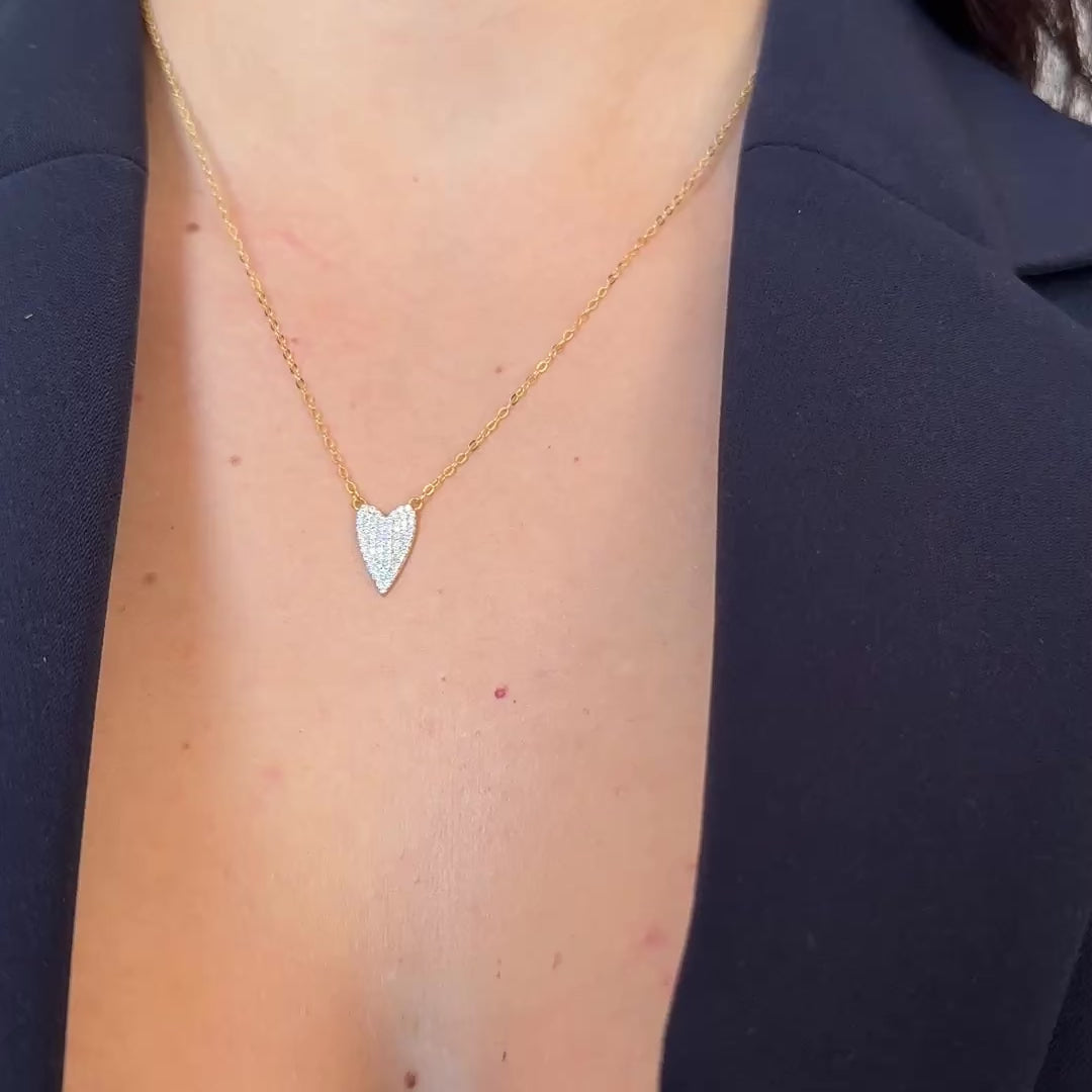 collana con cuore e zirconi in variante oro indossata