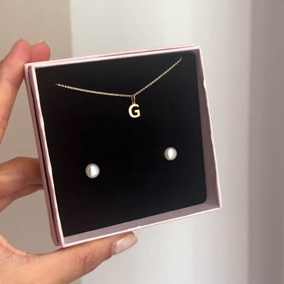 collana con iniziale e orecchini con perle