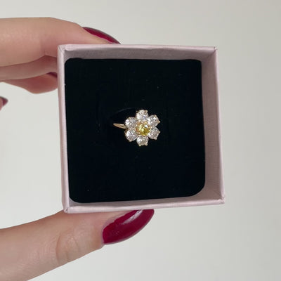 anello con margherita grande in oro e zirconi argentati e zircone giallo al centro 