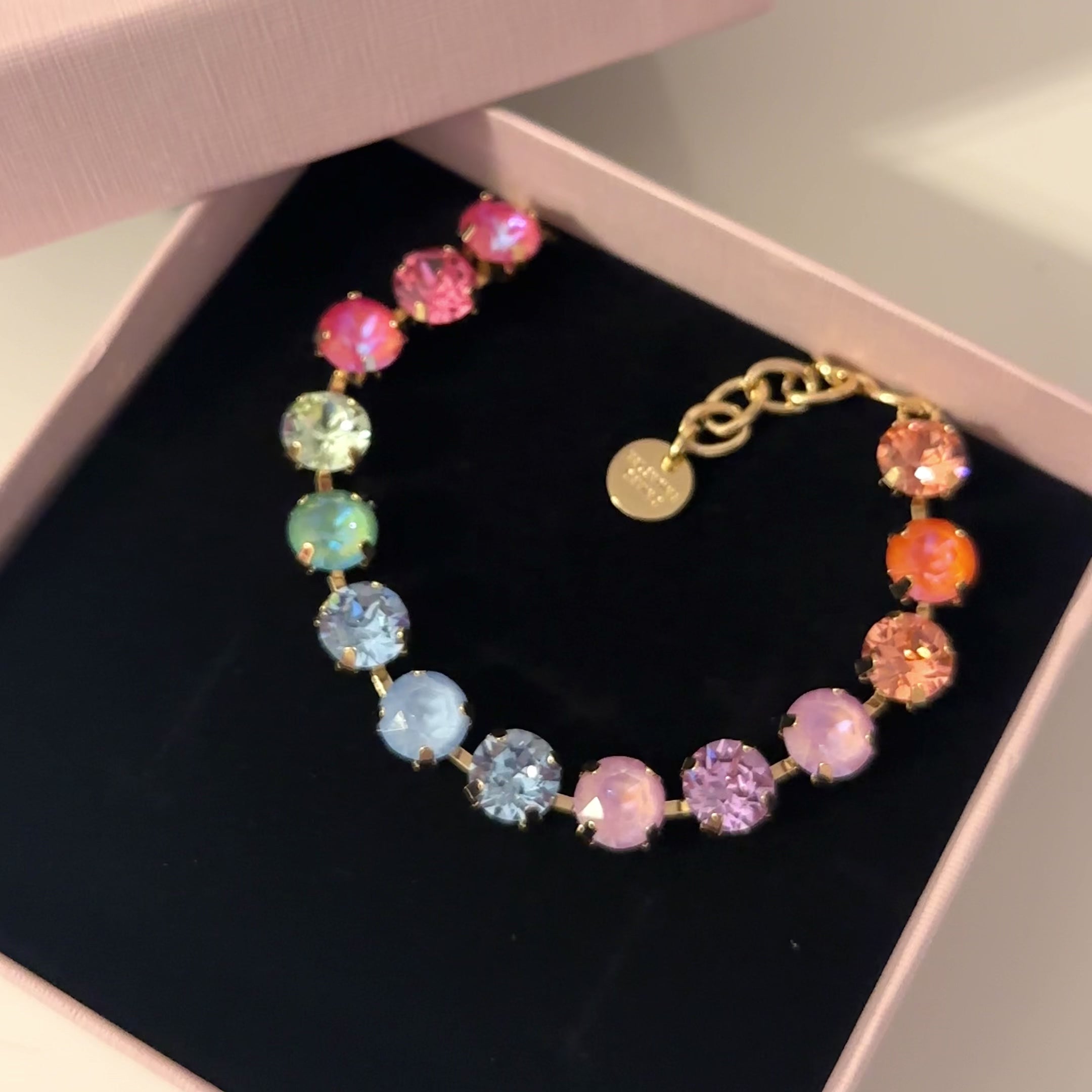 packaging rosa con bracciale armocromia primavera swarovski