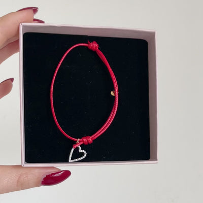 bracciale in cordino rosso con ciondolo di un cuore sagomato in pavé di zirconi 