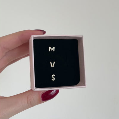 orecchini a lobo con iniziali nome in zirconi