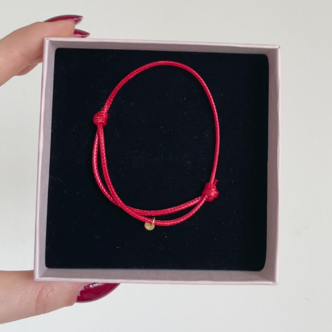 bracciale in cordino rosso personalizzabile con l'aggiunta di charm e pendenti 