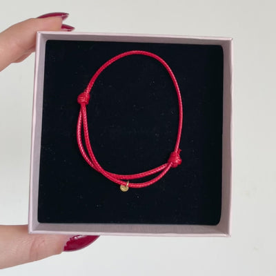 bracciale in cordino rosso personalizzabile con l'aggiunta di charm e pendenti 