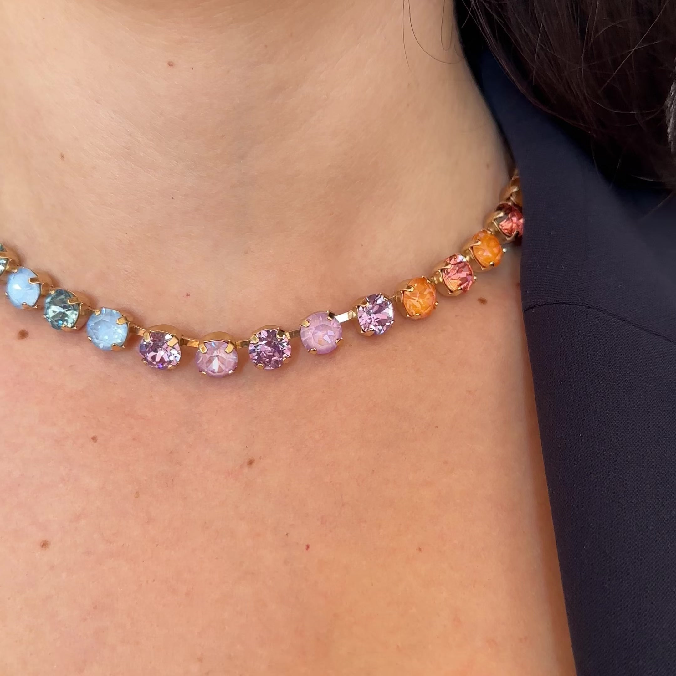 video della collana spring light indossata al collo 