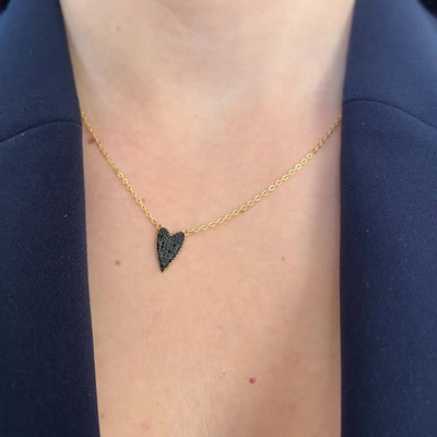 collana cuore nero in zirconi e oro indossata 