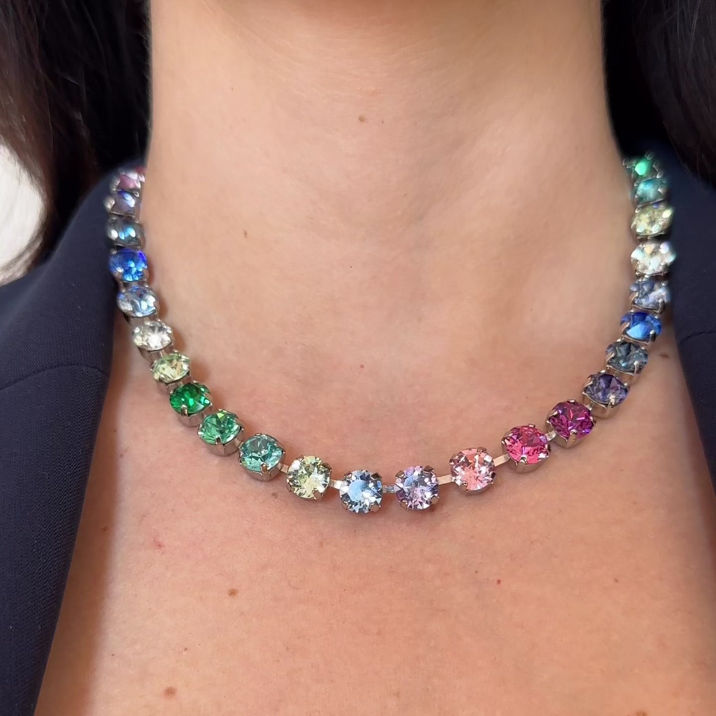 collana armocromia inverno indossata al collo con capelli sciolti 