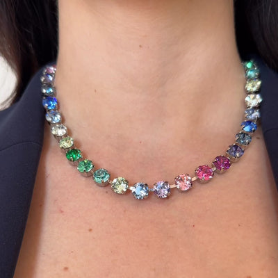 collana armocromia inverno indossata al collo con capelli sciolti 