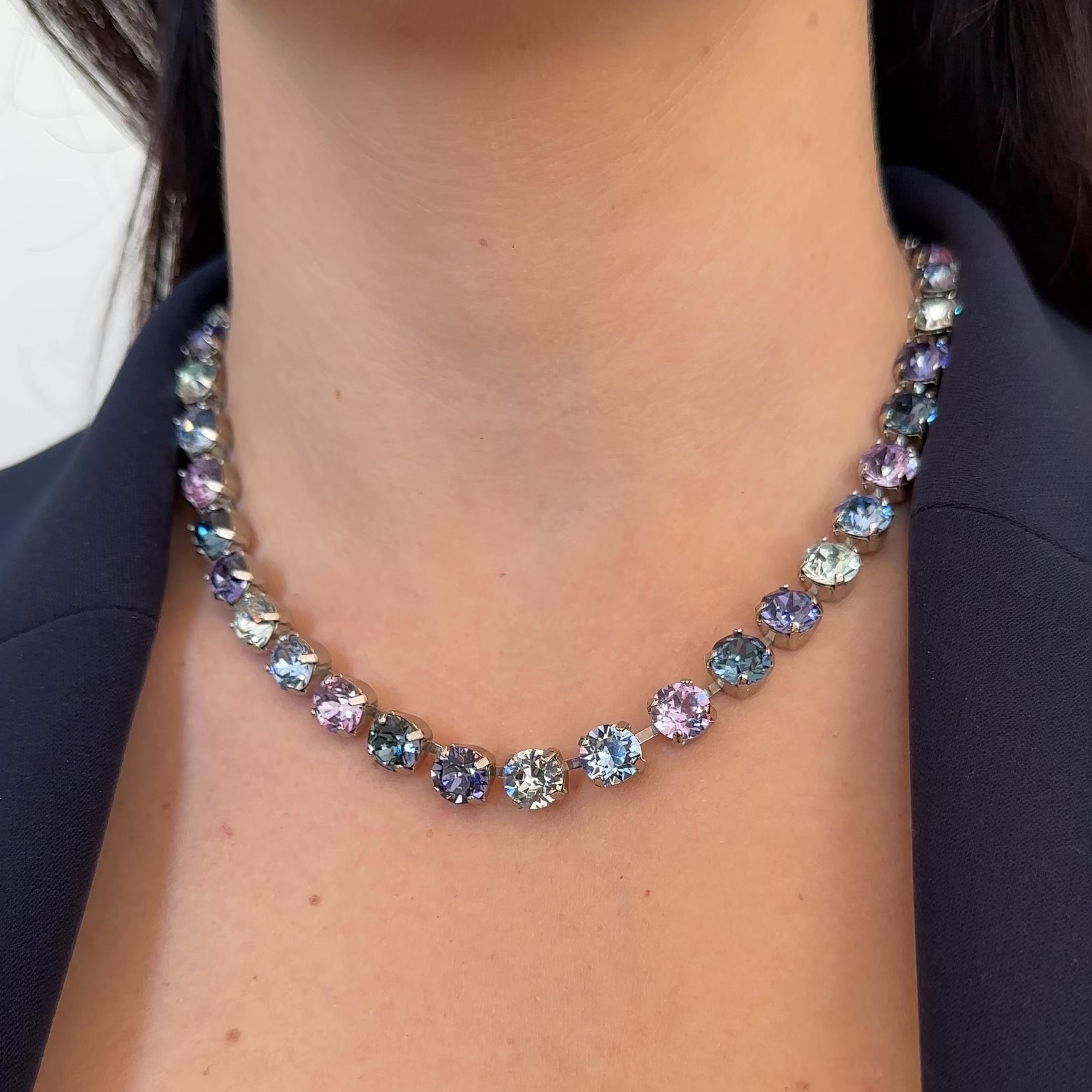 collana armocromia estate variante azzurra in diverse gradazioni indossata 