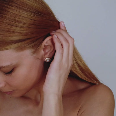 orecchini con perla centrale e dettagli luminosi a fiore 