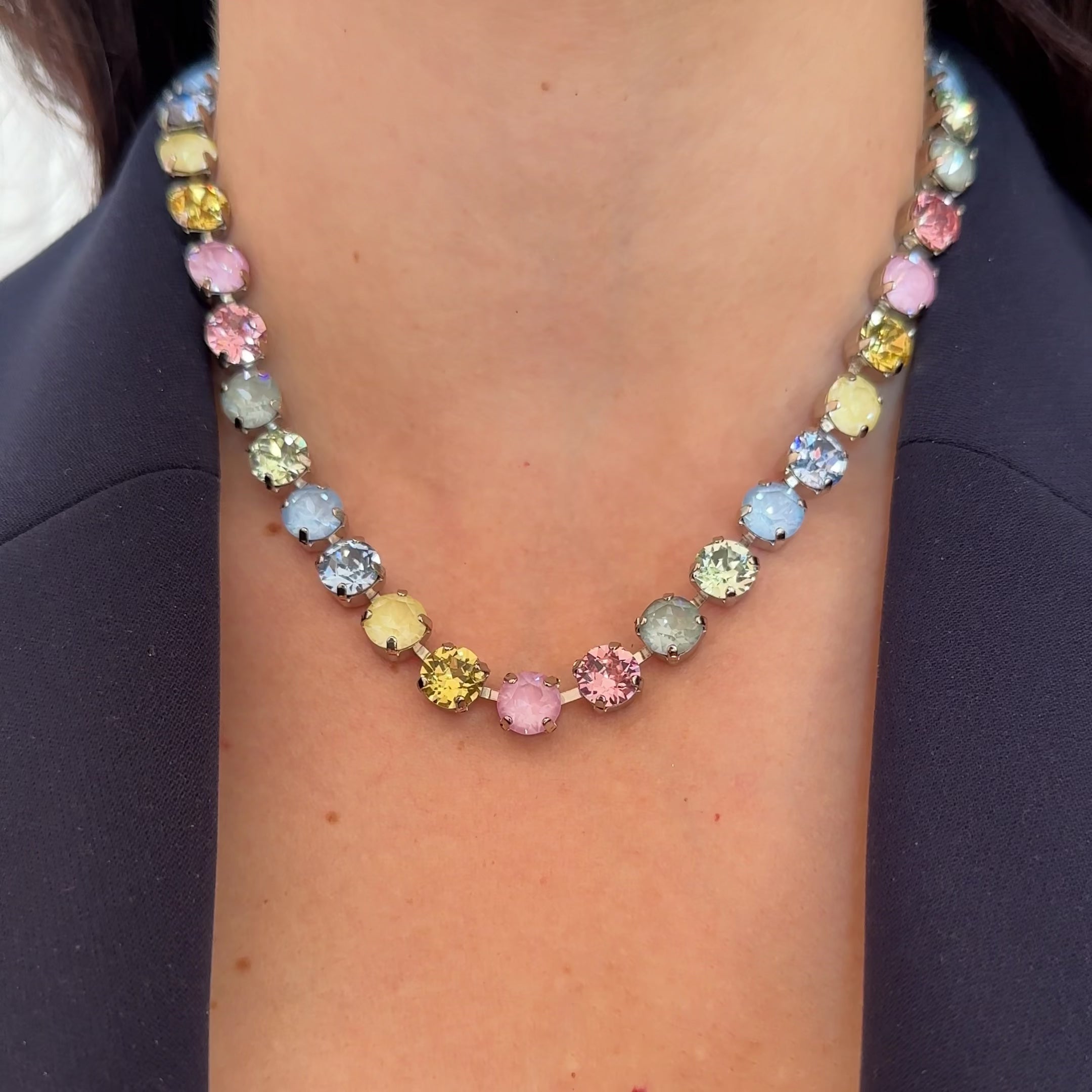 collana stagione estate indossata con colori pastello e cristalli luminosi 