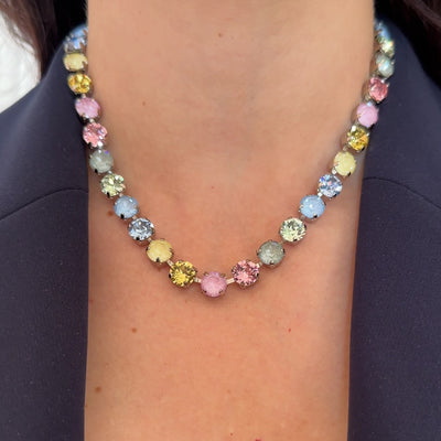 collana stagione estate indossata con colori pastello e cristalli luminosi 