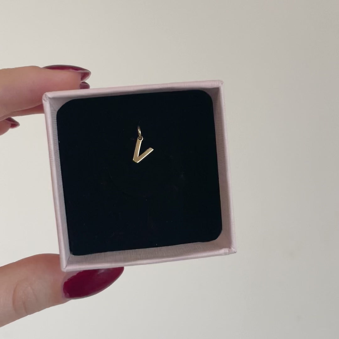 ciondolo lettera iniziale del nome in argento 925 placcato oro in packaging rosa