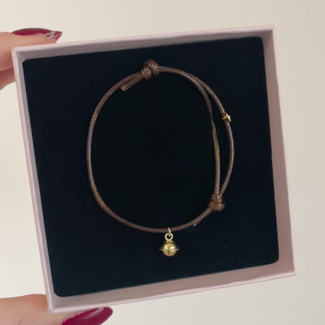 bracciale con cordino colorato e ciondolo a campanella portafortuna in oro