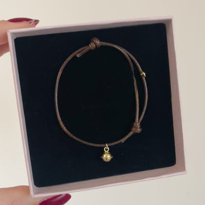 bracciale con cordino colorato e ciondolo a campanella portafortuna in oro