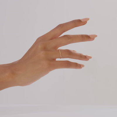 anello fedina sottile indossato