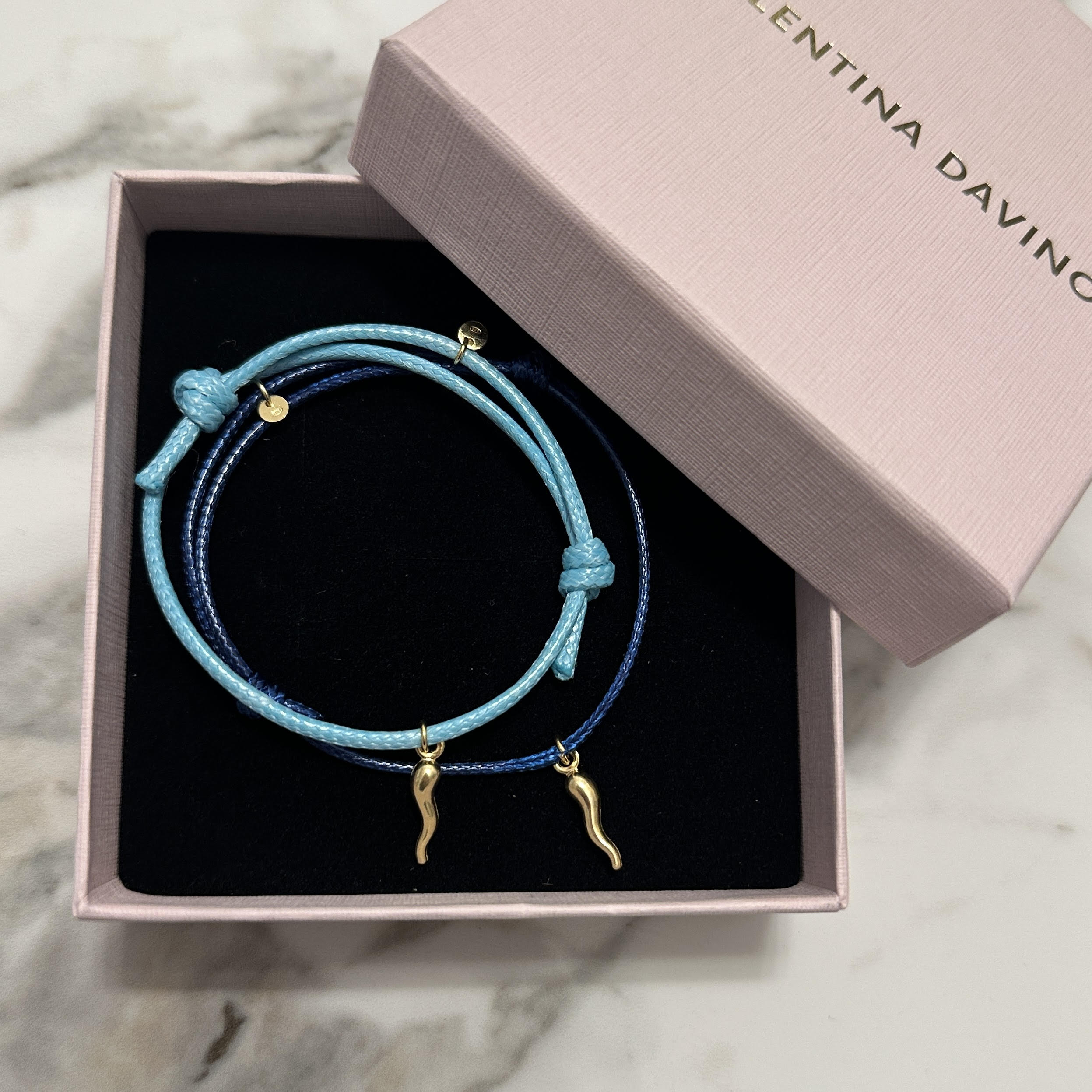 set bracciali: cordino color blu e azzurro con cornetto portafortuna come idea regalo