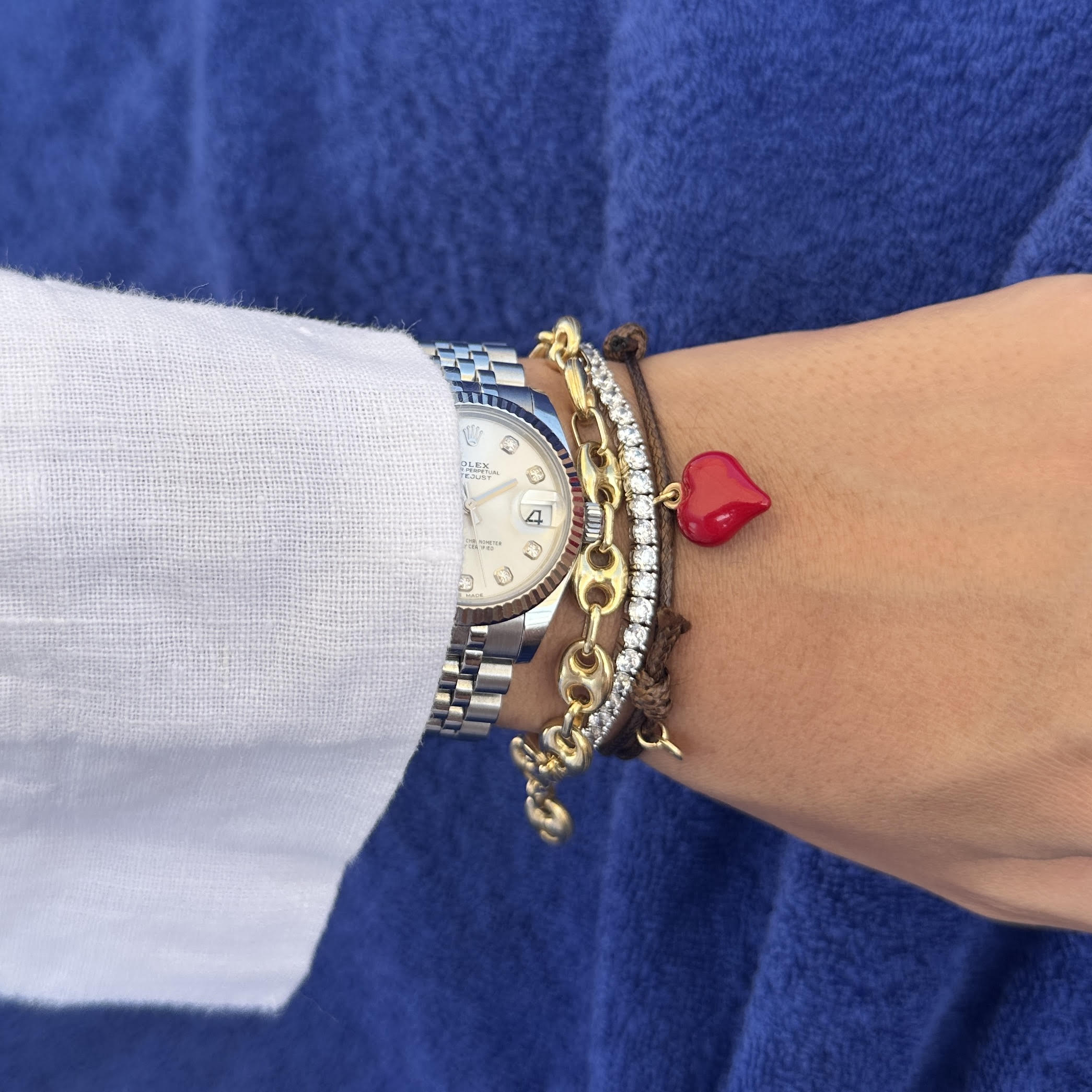 set bracciali: maglia dorato indossato e cuore smaltato rosso.