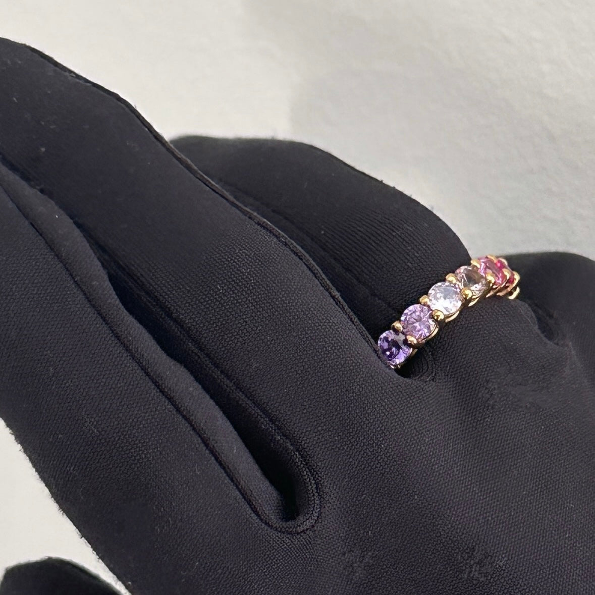 Anello veretta con zirconi color arcobaleno versione dorata 